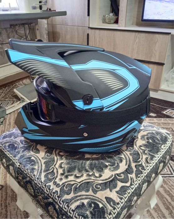 Шлем Эндуро вместе с очками