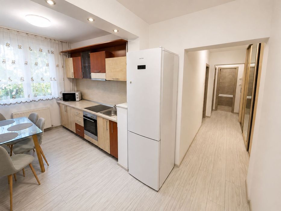 Se închiriază apartament cu 2 camere, decomandat, având o suprafață utilă de 52 mp, situat la etajul 3 din 4, în cartierul Rogerius.