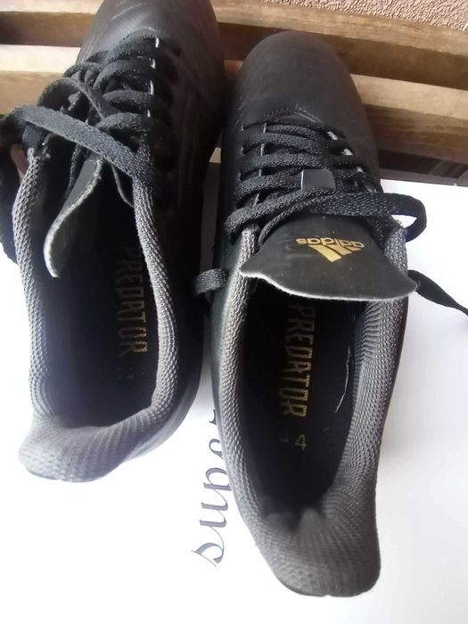 продавам футболни обувки, стоножки и маратонки