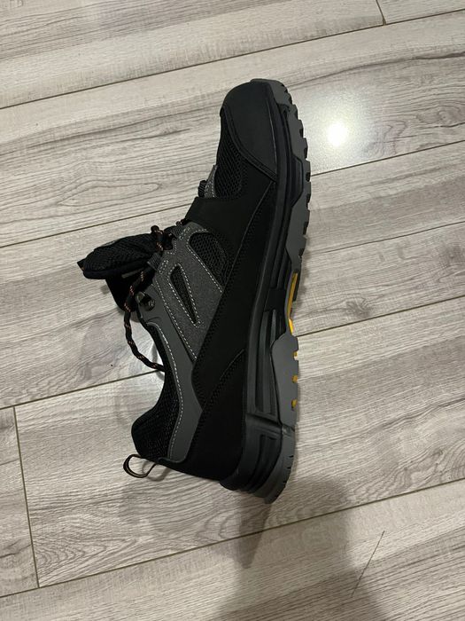 Треккинговые кроссовки