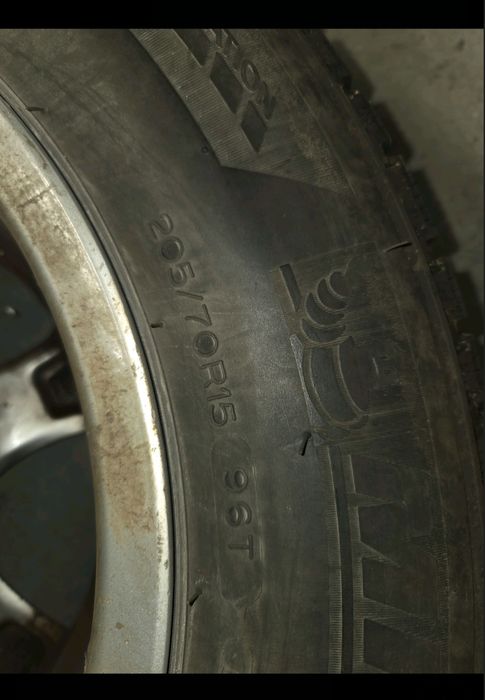 Комплект зимни гуми с лети джанти (205/70/R15)