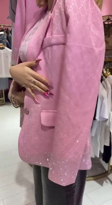 Уникални розово сако М размер с камъни Gucci