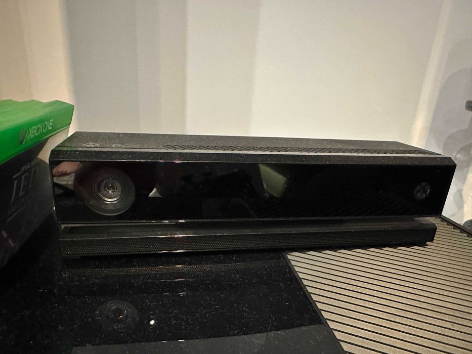 Vând Xbox One 1TB + 1 manetă + Kinect + casti + jocuri
