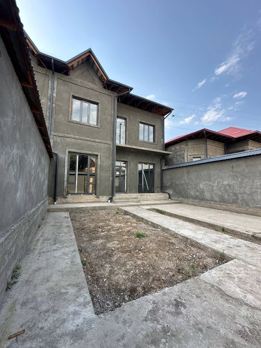 Участка сотилади, каробка ҳолатда. 4 та хона, 2 сотих. Нархи — 125 000