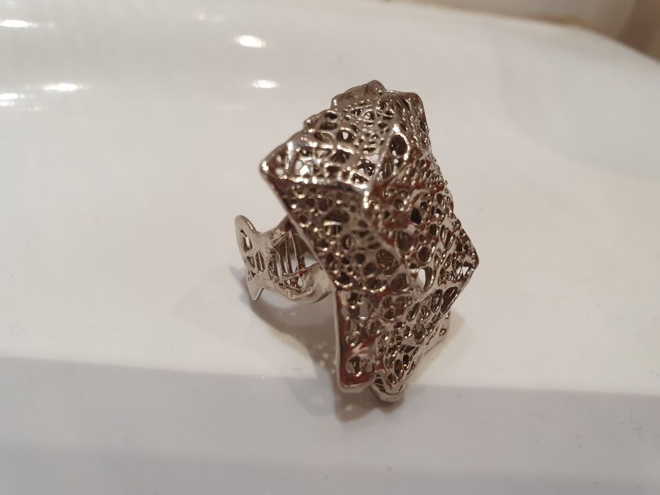 Пръстен, хълка, цирконии