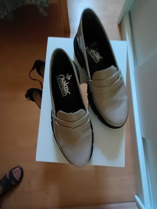 Pantofi casual de piele lacuita la super pret