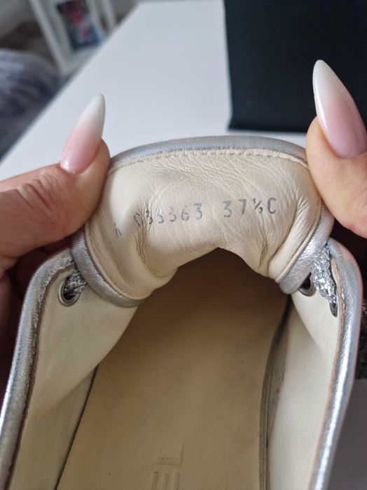 Vand adidași Chanel!