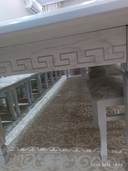 Стол для гостинной