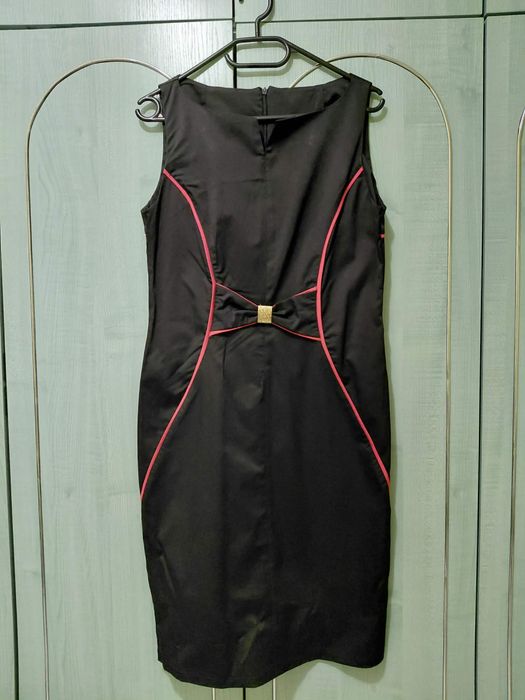 Черна рокля под коляното M размер. Цена: 30 евро