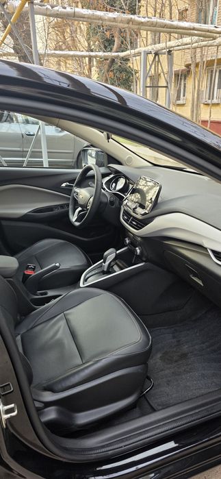 Продаю свою машину Onix