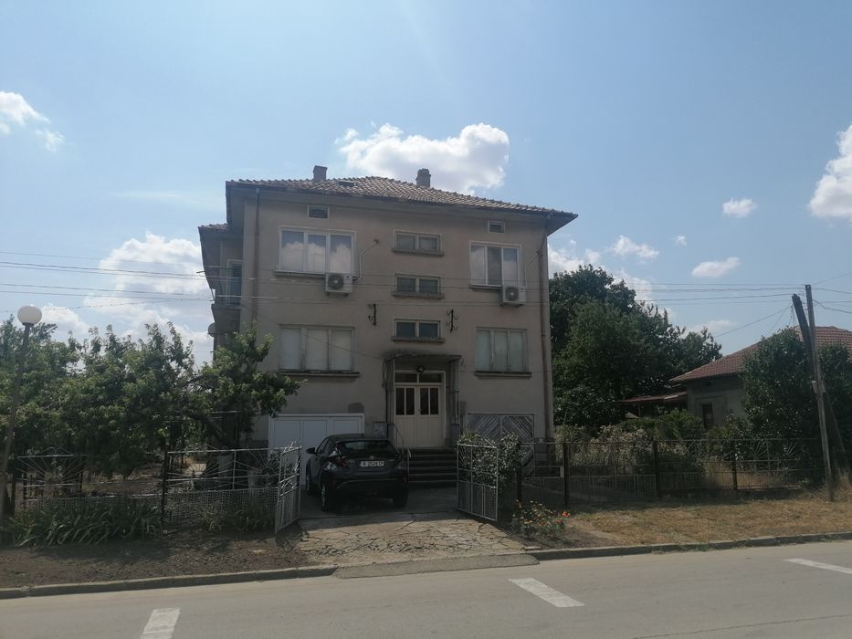 Продавам втори етаж от кьща РЗП 240 кв и двор 300кв Долу гараж и стая 60кв, горе 5 стаи 120кв,