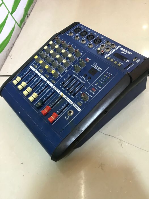 Усилител для караоке Почти новый