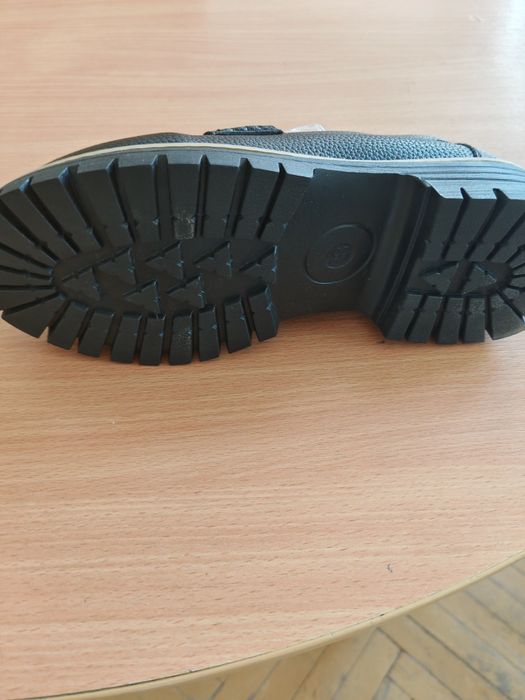 Нови есенни кожени обувки