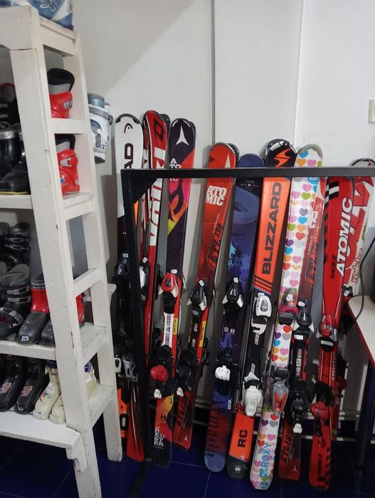 Vând skiuri/schiuri și snowboard