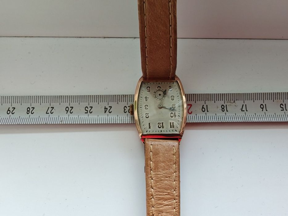 Продавам златен часовник 9к