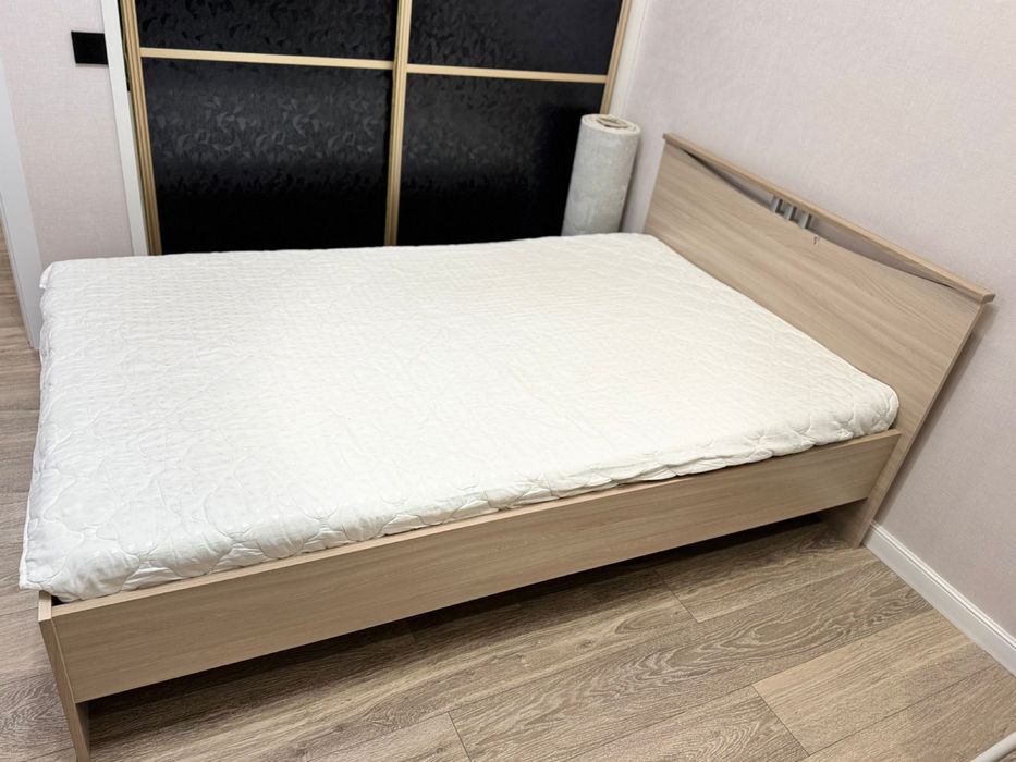 Продам двуспальную кровать