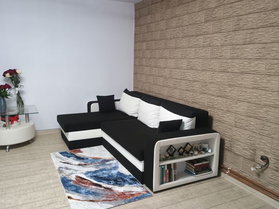 Vând  pat extensibil alb- negru