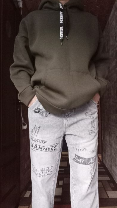 Толстовка и джинсы