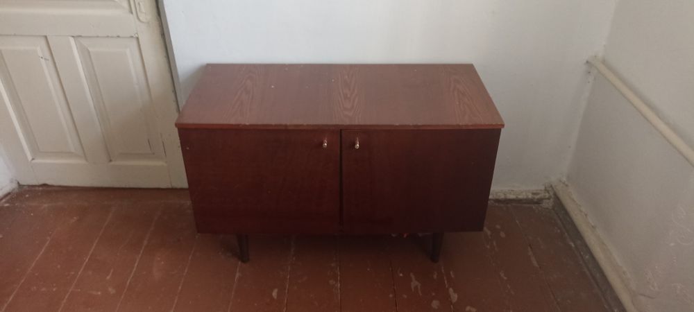 Деревянная тумбочка