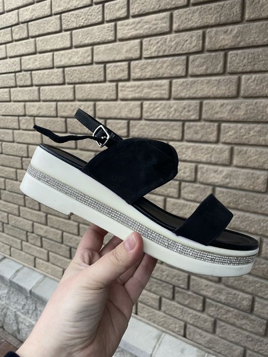 Продам босоножки