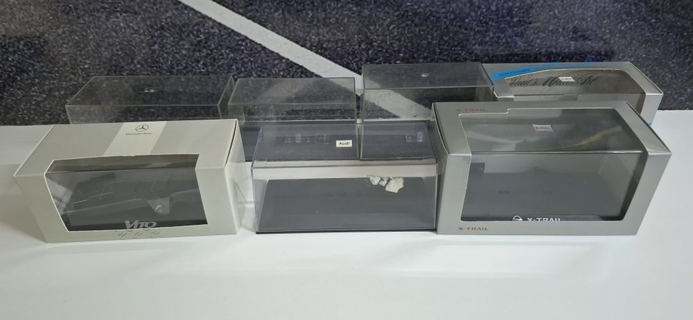 Vitrină/display pentru machete scară 1:43