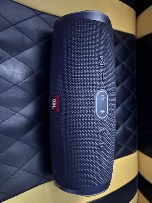 Vând boxă JBL Charge 4