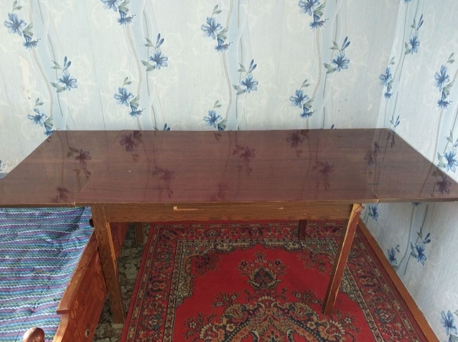 Продам прихожую, журнальный,столы