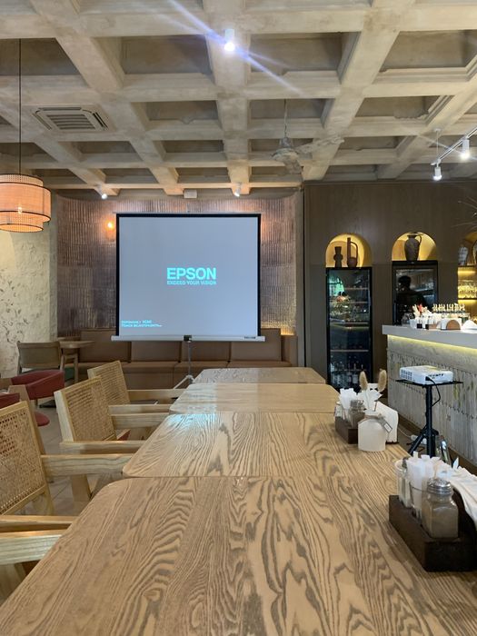 Аренда Проектора с экраном Epson