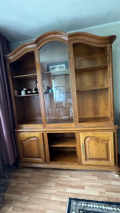 срочно продается сервант в гостинной (стенка)