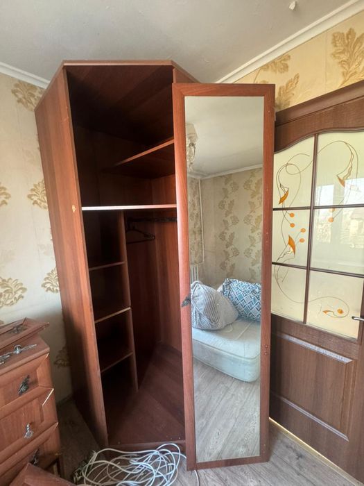 Шкаф и диван  хороший