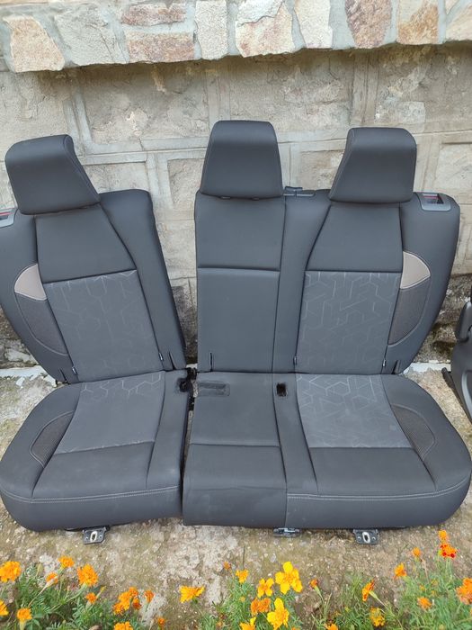 Предна дясна, задните седалки и корите комплект от Пежо 2008