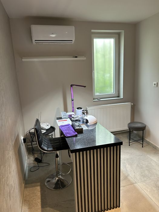 Inchiriez camera individuala intr- un salon pentru tehnician unghii