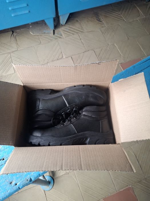 Спец ботинки,новые,43 размер.