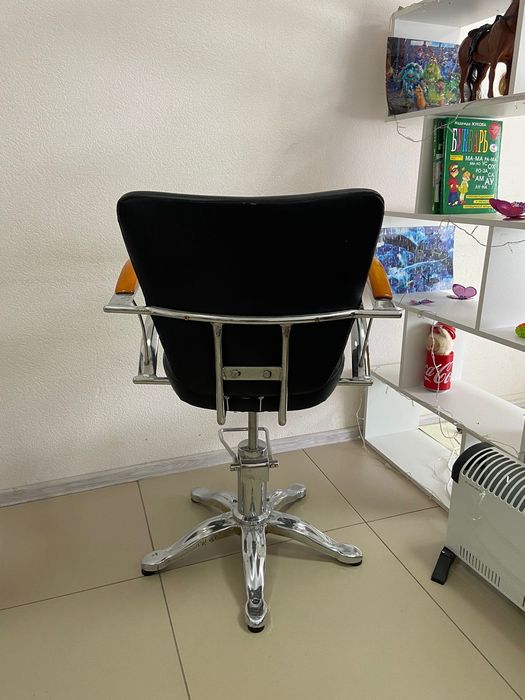 Продам парикмахерское кресло