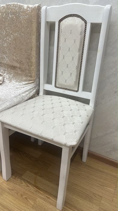 Продаю стулья белые