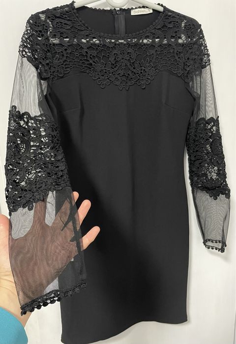 Черна,права рокля,с ефектен ръкав.