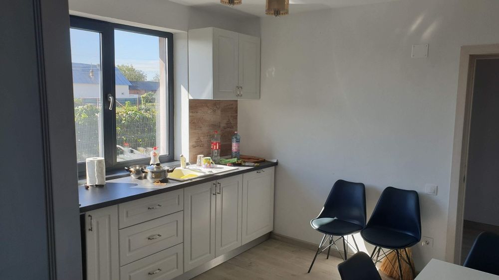 Propietar inchiriez casa complet utilata si mobilata, panouri , robot