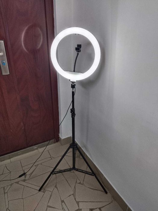 Продается кольцевая светодиодная лампа на штативе