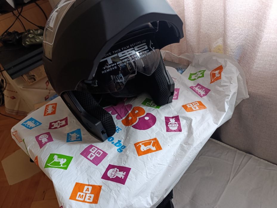 Продавам две модулни (отваряеми) каски