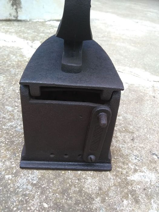 Стара ютия на въглища