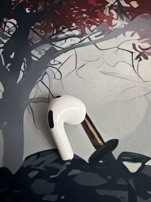 Правый наушник от AirPods 3