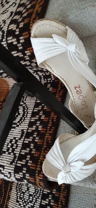 Бели летни обувки дамски