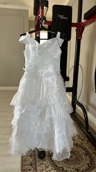 Продам бедое нарядное платье