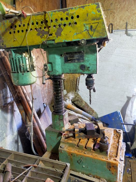 Фрезерный и сверлильный станки.