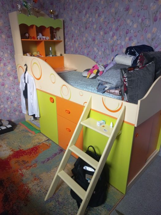 Детская кровать с полками
