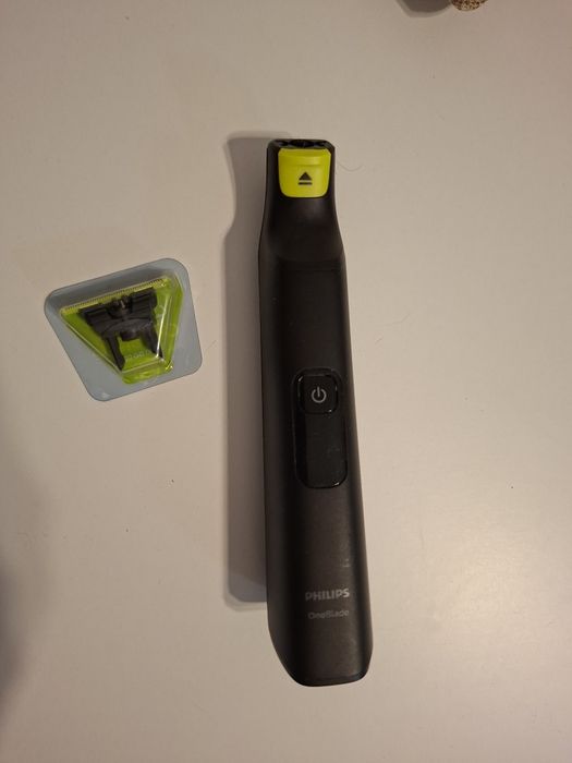 Philips OneBlade, putin folosit, functioneaza bine, fara incarcator