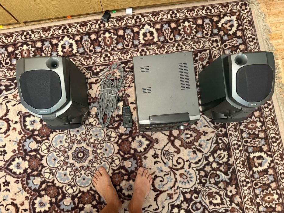 Sony music system с 2 гнезда за аудио касети и 3 гнезда за компакт дискове