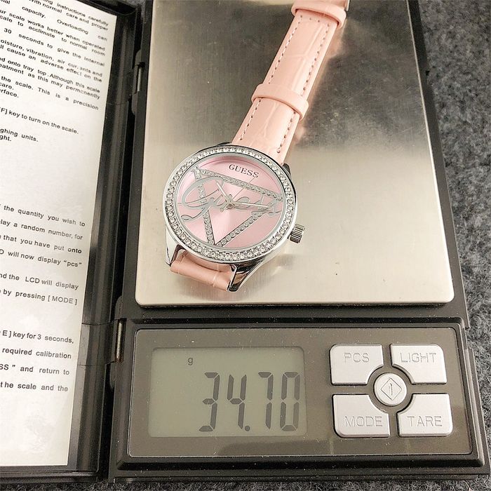 Дамски ръчен часовник Guess с кожена верижка