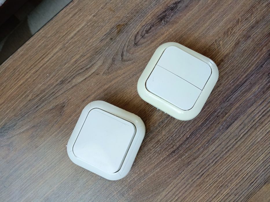 Два выключателя.