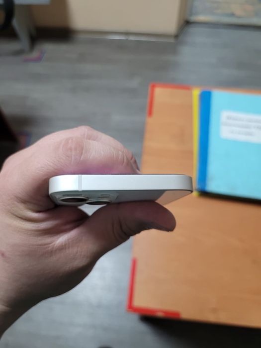 Продам IPhone 13